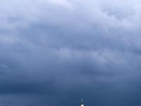 Dunkler Wolkenhimmel hinter Schloß Hohenaschau